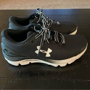 Under Armor running shoes NWOT size 7 🖤